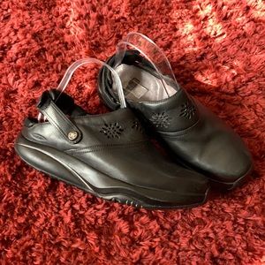 MBT 9 Kipimo Leather Rocker Adjustable strap clogs